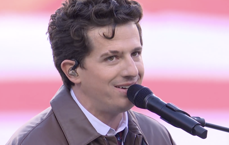 Charlie Puth offre un'interpretazione straordinaria dell'inno nazionale americano al Super Bowl 2026 - Foto 1. Charlie Puth - Ảnh 1.