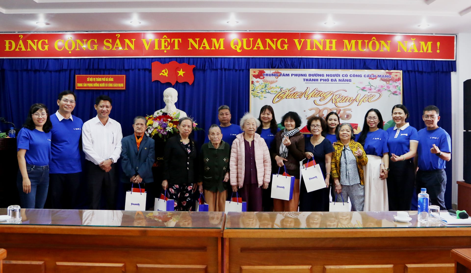 I rappresentanti di Vinamilk, la società per azioni vietnamita produttrice di latticini, offrono doni per il Tet agli anziani residenti presso il Centro per l'assistenza ai veterani della rivoluzione nella città di Da Nang. Foto: Hau - Hung