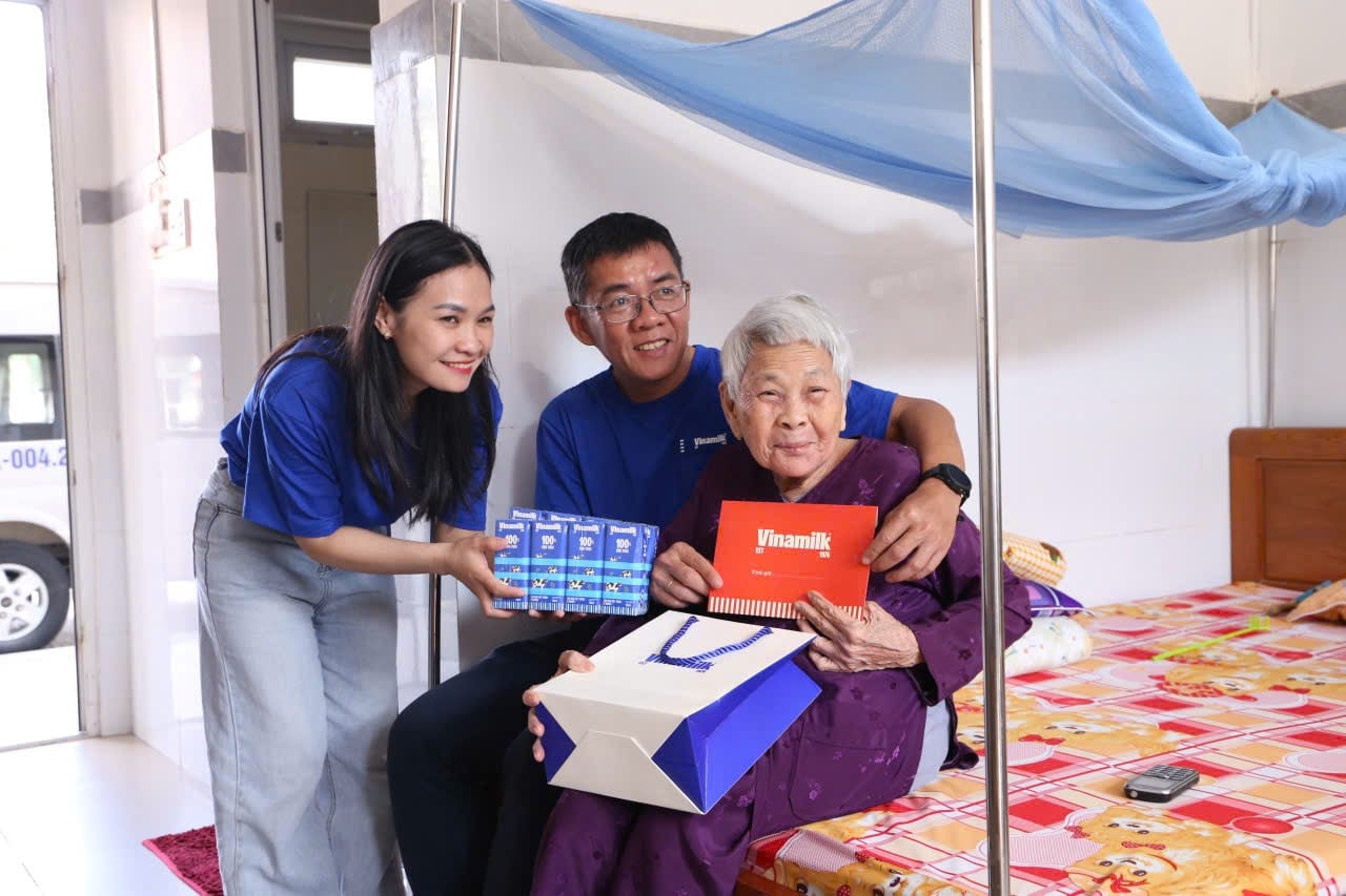 Il personale della filiale Vinamilk di Da Nang ha fatto visita agli anziani del Centro per l'assistenza ai veterani della rivoluzione di Da Nang, offrendo loro dei doni per il Tet. Foto: Hung-Hau