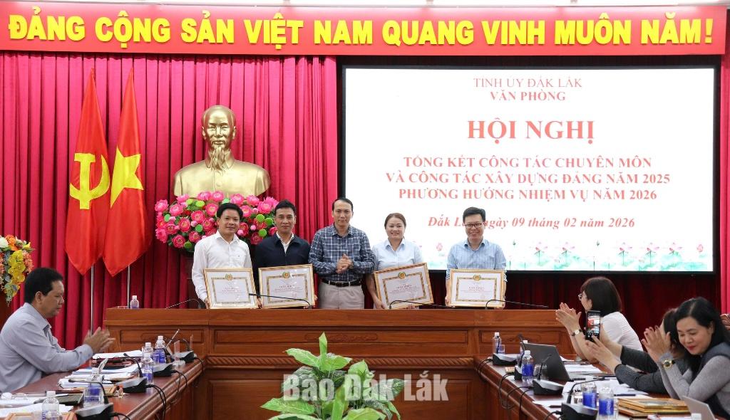 សមមិត្ត ង្វៀន ឌិញវៀន សមាជិកគណៈកម្មាធិការអចិន្ត្រៃយ៍នៃគណៈកម្មាធិការបក្សខេត្ត និងជាប្រធានការិយាល័យគណៈកម្មាធិការបក្សខេត្ត បានប្រគល់ប័ណ្ណសរសើរដល់សមូហភាពដែលសម្រេចបានលទ្ធផលលេចធ្លោក្នុងការផ្តល់យោបល់ និងរៀបចំសមាជលើកទី១ នៃគណៈកម្មាធិការបក្សខេត្តដាក់ឡាក់ អាណត្តិ២០២៥-២០៣០។