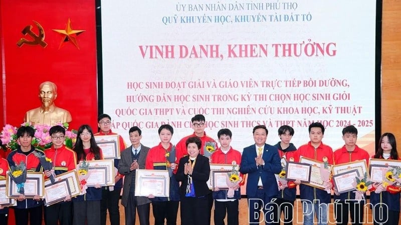 มอบรางวัลแก่นักเรียนที่ได้คะแนนสูงในการสอบระดับชาติ (ภาพ: เล มินห์, หนังสือพิมพ์และวิทยุโทรทัศน์จังหวัดฟู้โถ)