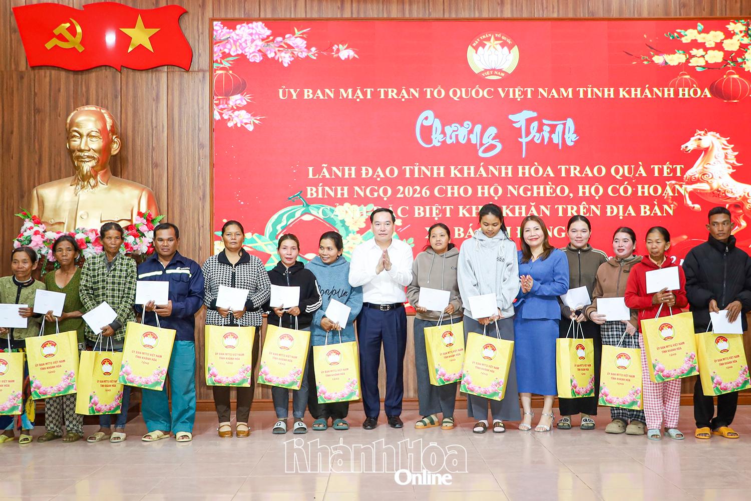 Đồng chí Hồ Xuân Trường và lãnh đạo Ủy ban MTTQ Việt Nam tỉnh trao quà Tết cho người dân xã Bác Ái Đông.