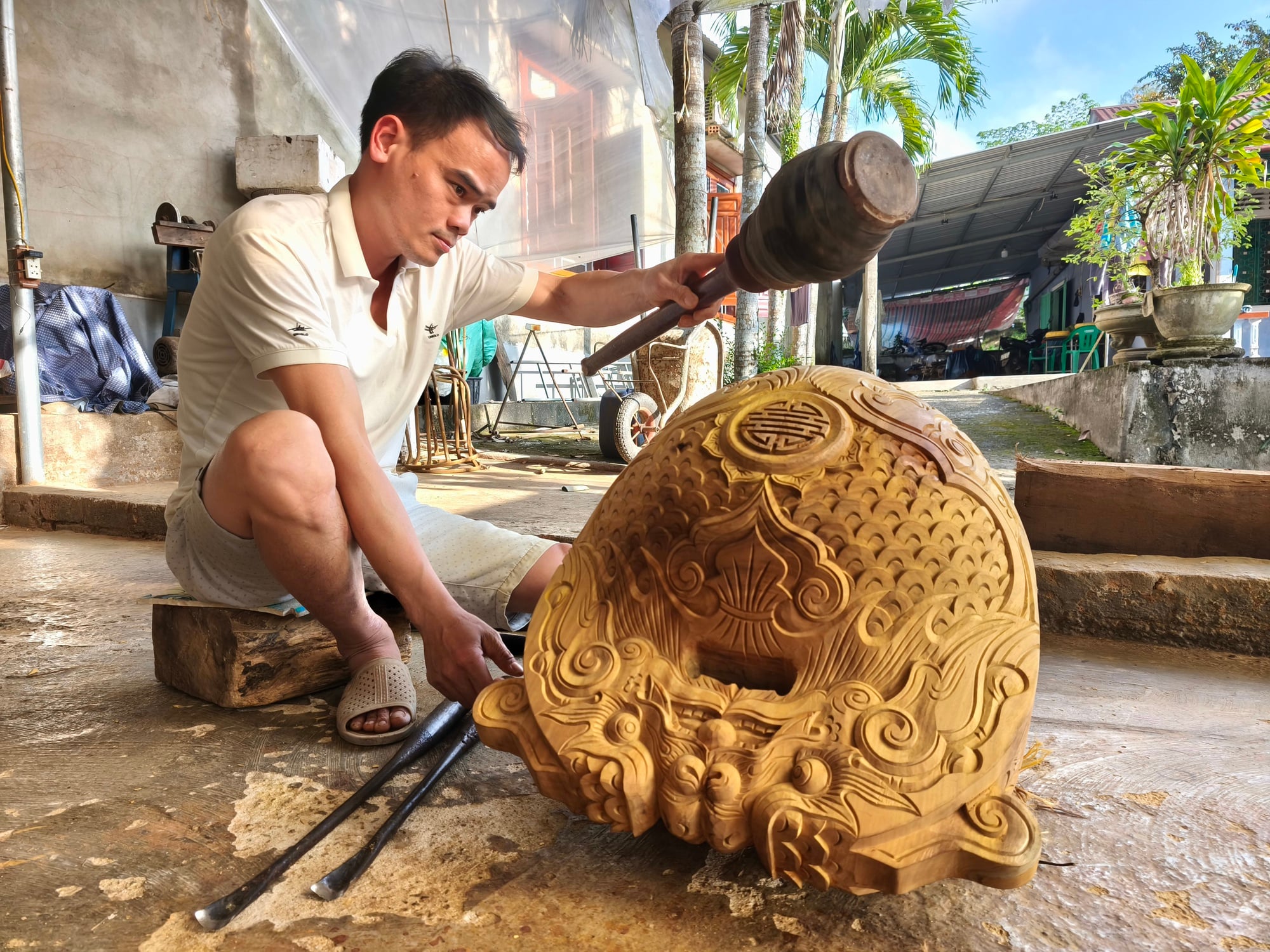 古都の古代工芸の名残が今も残る。仏教寺院では3世代にわたって木製の