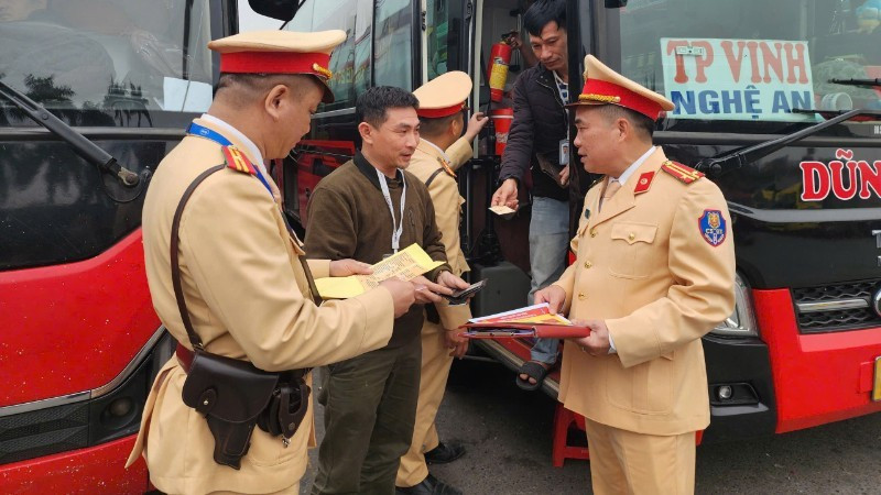 Công an Hà Nội triển khai đồng bộ các biện pháp tuần tra, kiểm soát và xử lý nghiêm vi phạm vận tải hành khách. (Ảnh: NGỌC TIẾN)