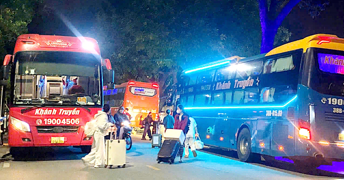 Slaapbussen rijden brutaalweg het centrum van Hue binnen om passagiers op te halen en af ??te zetten