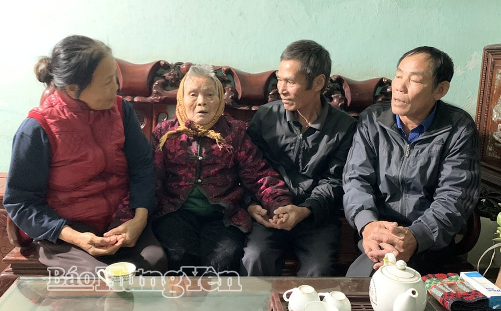 L'eroica madre vietnamita Vu Thi Phuong si riunisce con la sua famiglia.