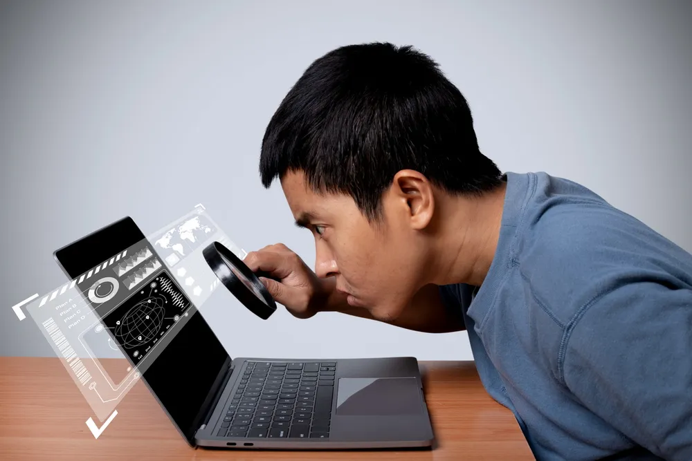 bărbat-folosind-laptop-de-observare-cu-lupă-căutare-model-virtual-hartă-lume-locație-punct_2.jpg