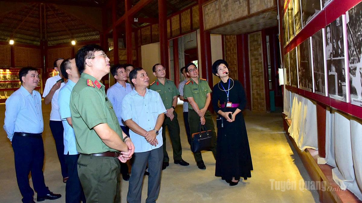 Para perwakilan melawat tempat Kongres Kebangsaan Kedua Parti diadakan.