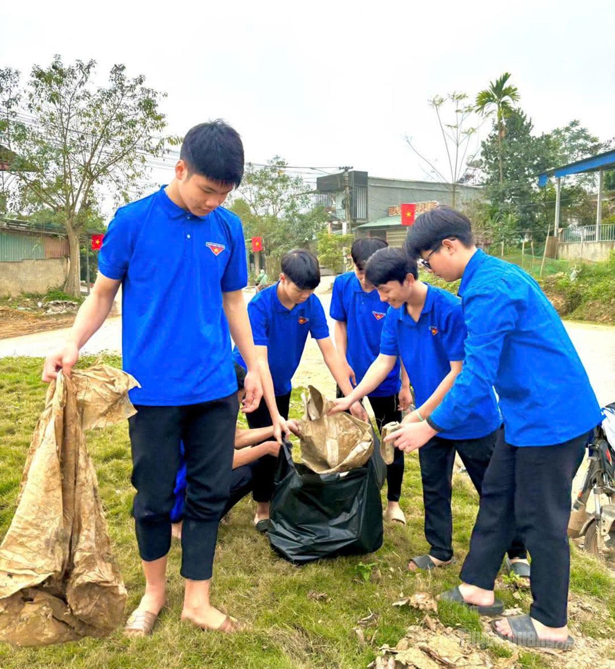 Kesatuan belia komune Kim Binh kerap membersihkan dan menyelenggara landskap alam sekitar.