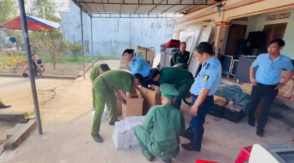 مقامات هزاران بسته سیگار قاچاق را بازرسی و توقیف کردند.