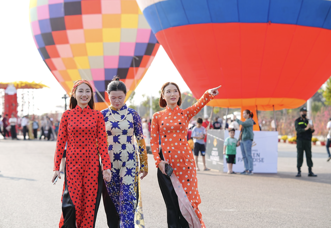 Uno spettacolo vibrante di mongolfiere e parapendii riempie il cielo sopra Can Gio - Foto 1. Dàn khinh khí cầu, dù lượn rực rỡ bầu trời Cần Giờ- Ảnh 1.
