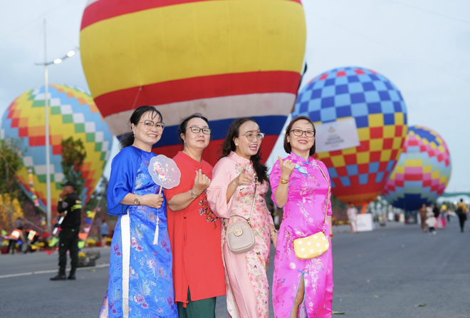 Uno spettacolo vibrante di mongolfiere e parapendii riempie il cielo sopra Can Gio - Foto 2. Dàn khinh khí cầu, dù lượn rực rỡ bầu trời Cần Giờ- Ảnh 2.