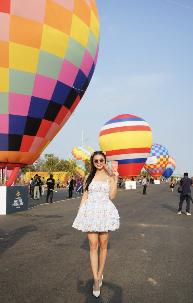 Uno spettacolo vibrante di mongolfiere e parapendii riempie il cielo sopra Can Gio - Foto 5. Dàn khinh khí cầu, dù lượn rực rỡ bầu trời Cần Giờ- Ảnh 5.