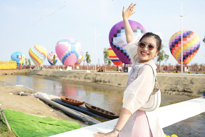 Uno spettacolo vibrante di mongolfiere e parapendii illumina il cielo sopra Can Gio - Foto 6. Dàn khinh khí cầu, dù lượn rực rỡ bầu trời Cần Giờ- Ảnh 6.