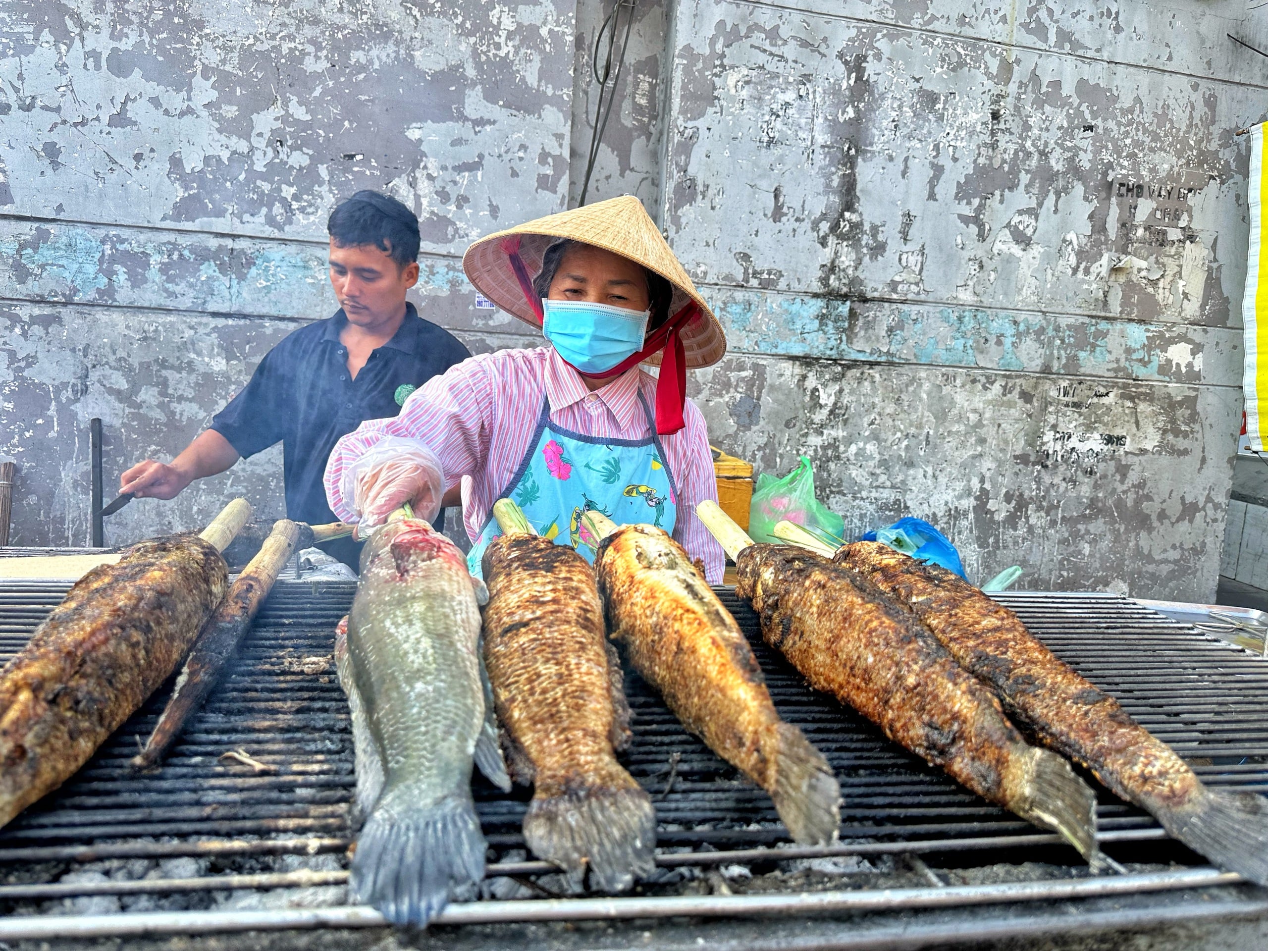 Bán cá lóc nướng cúng ông Táo: Bà chủ TP.HCM năm ngoái bật khóc, 2026 thế nào? - Ảnh 1.