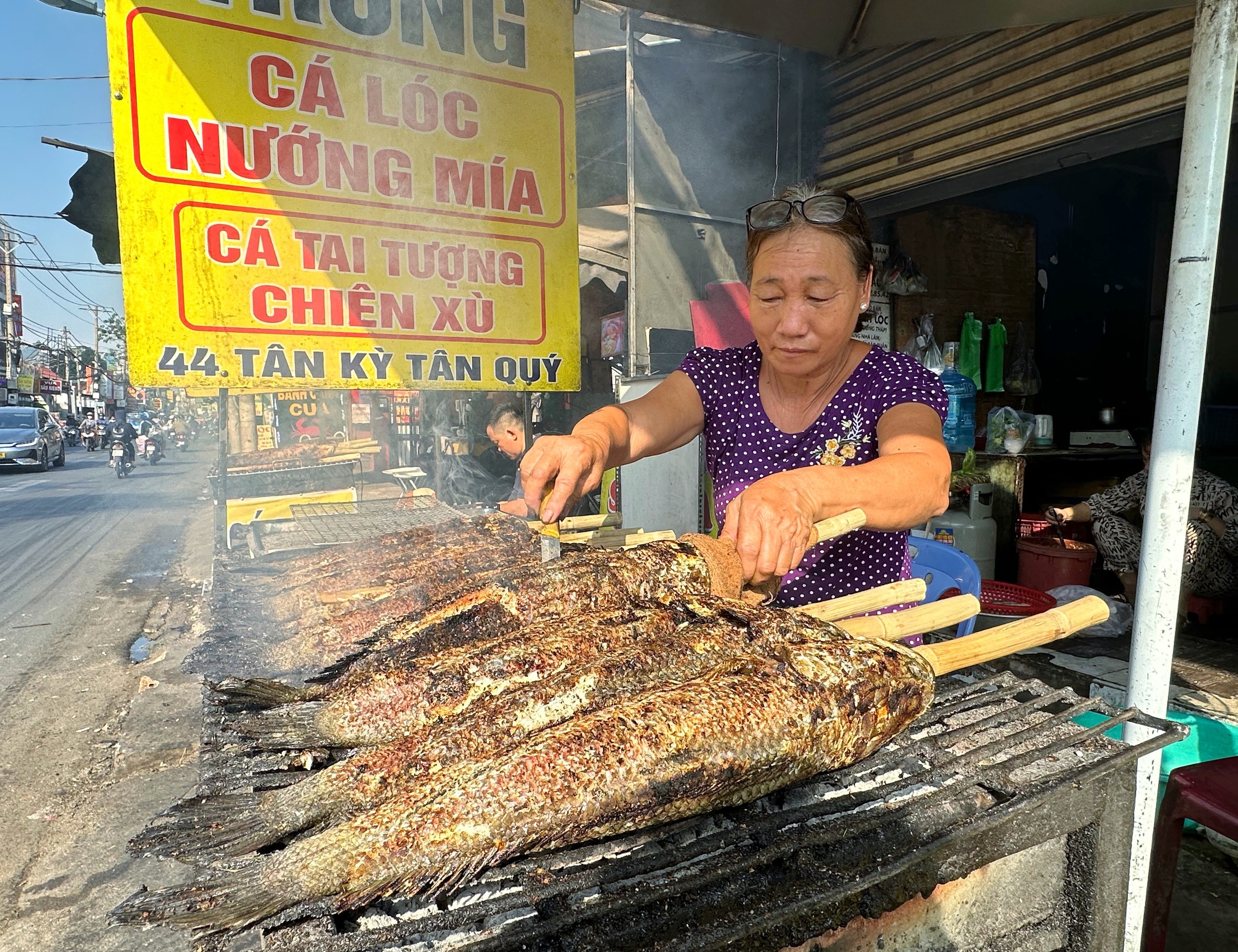 Bán cá lóc nướng cúng ông Táo: Bà chủ TP.HCM năm ngoái bật khóc, 2026 thế nào? - Ảnh 2.