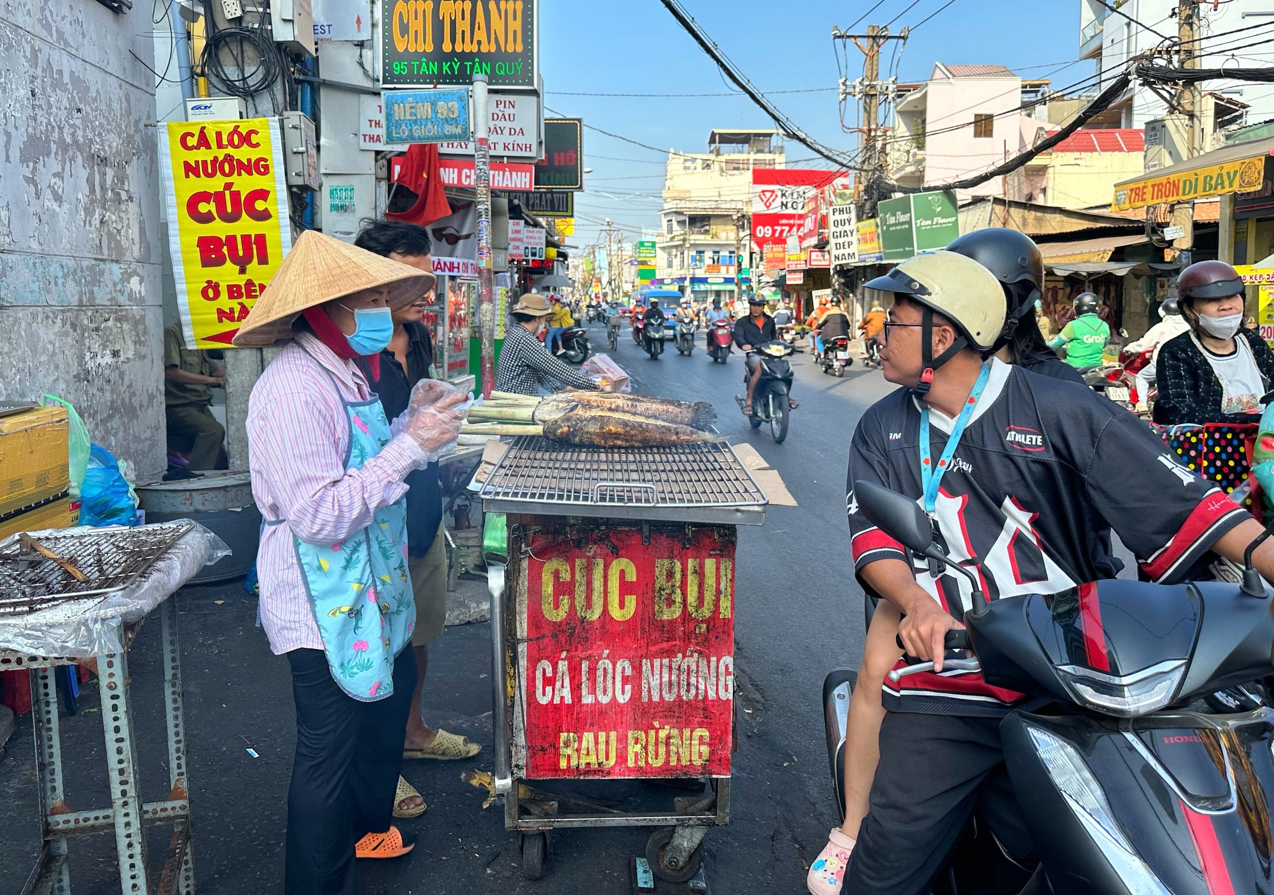 Bán cá lóc nướng cúng ông Táo: Bà chủ TP.HCM năm ngoái bật khóc, 2026 thế nào? - Ảnh 4.