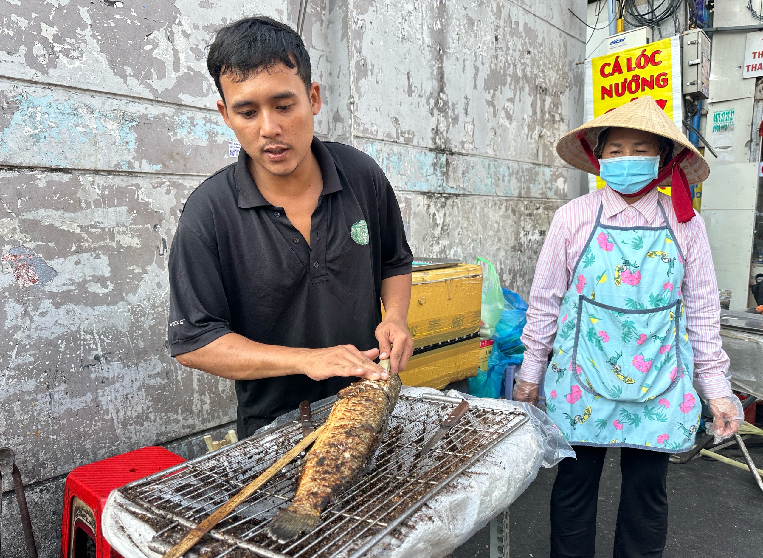 Bán cá lóc nướng cúng ông Táo: Bà chủ TP.HCM năm ngoái bật khóc, 2026 thế nào? - Ảnh 5.