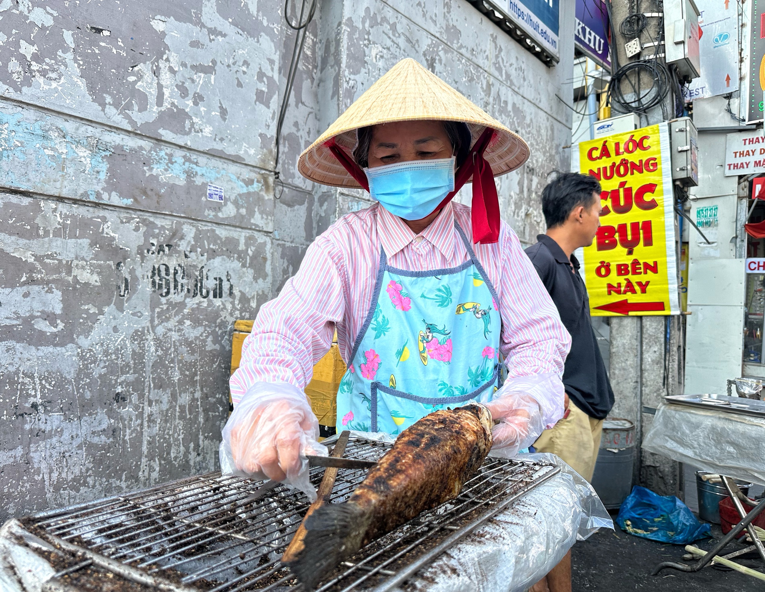 Bán cá lóc nướng cúng ông Táo: Bà chủ TP.HCM năm ngoái bật khóc, 2026 thế nào? - Ảnh 8.