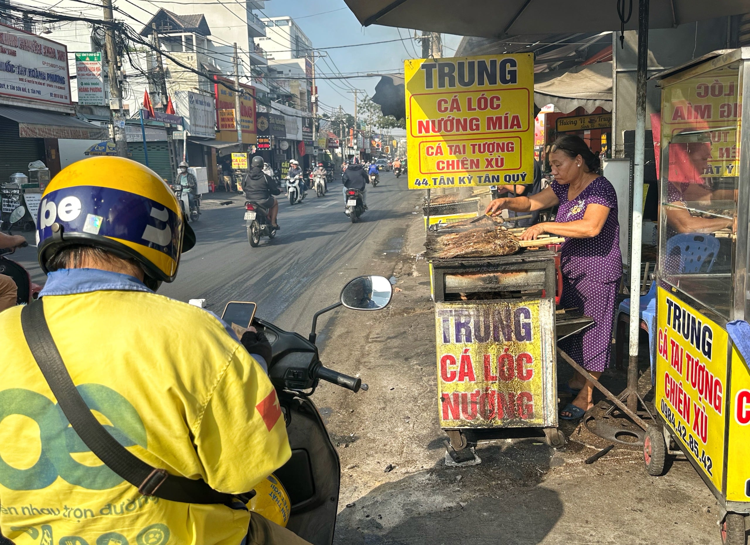 Bán cá lóc nướng cúng ông Táo: Bà chủ TP.HCM năm ngoái bật khóc, 2026 thế nào? - Ảnh 9.