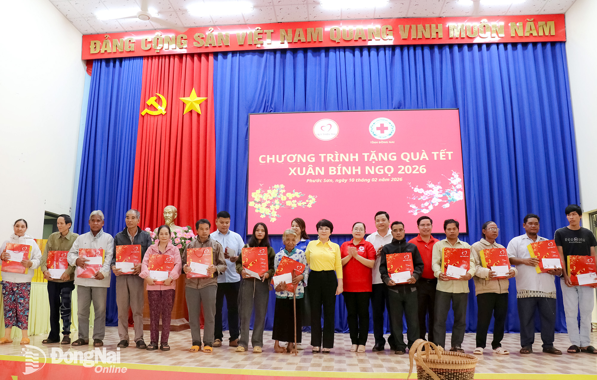 Il comitato organizzatore distribuisce doni alle famiglie del comune di Phuoc Son. Foto: Ngoc Huyen.