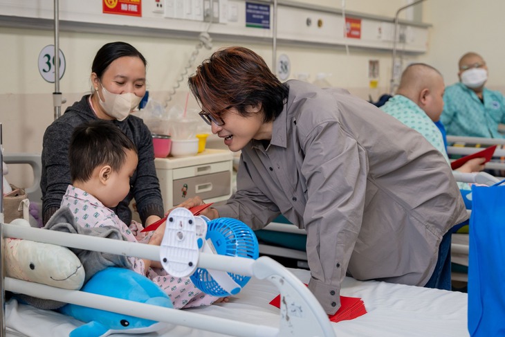 Ha Anh Tuan visita a los niños en el hospital: Hà Anh Tuấn - Ảnh 1.