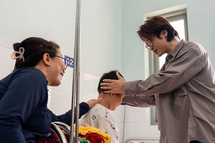 Ha Anh Tuan visita a los niños en el hospital: Hà Anh Tuấn - Ảnh 2.