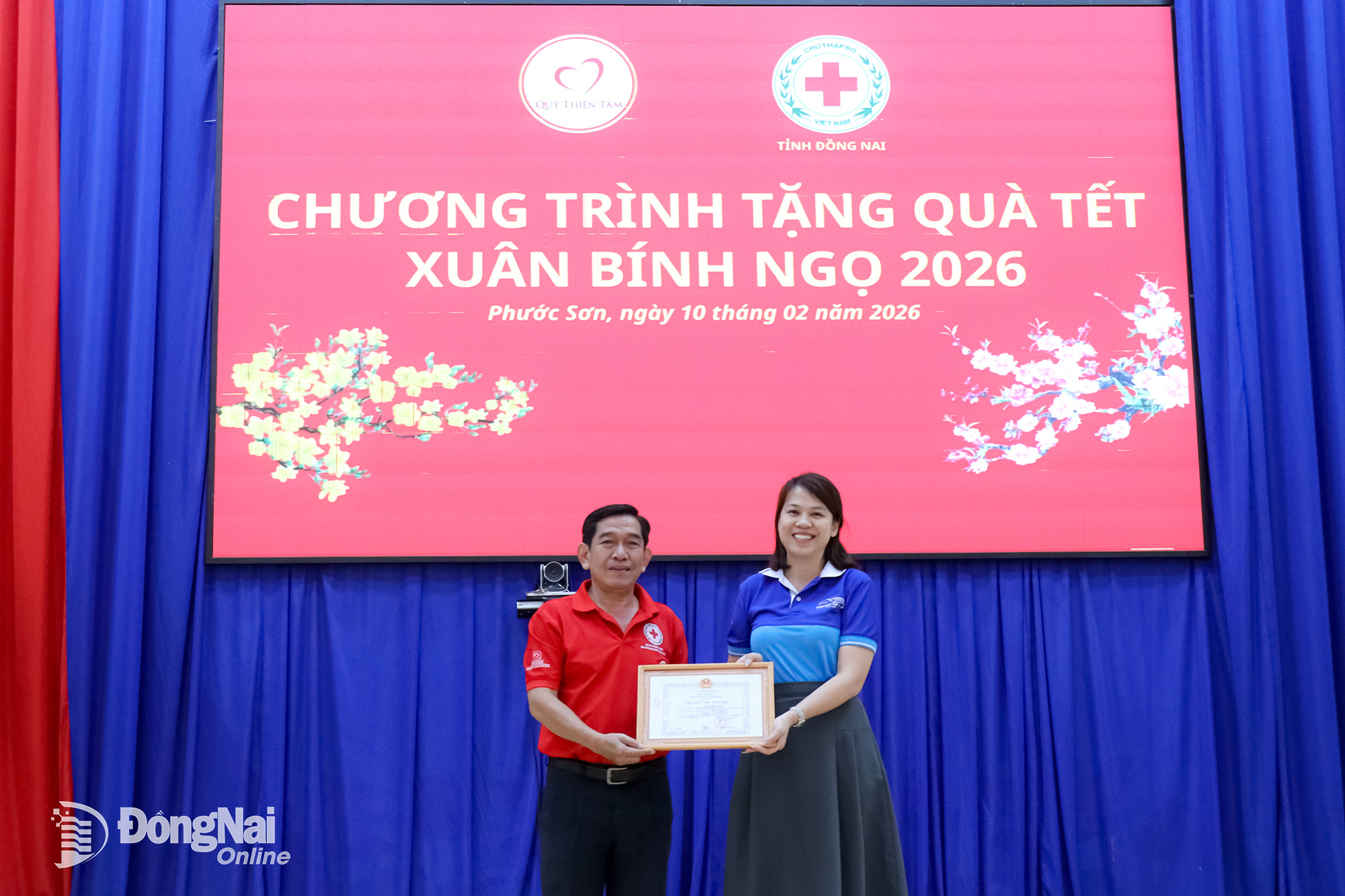 Il presidente della Croce Rossa provinciale di Dong Nai, Nguyen Tan Hung, consegna una targa di riconoscimento per il contributo umanitario al rappresentante della Fondazione di beneficenza Vingroup Corporation. Foto: Ngoc Huyen.
