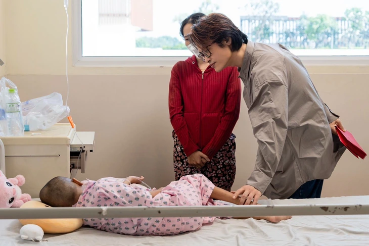 Ha Anh Tuan visita a los niños en el hospital: Hà Anh Tuấn - Ảnh 3.