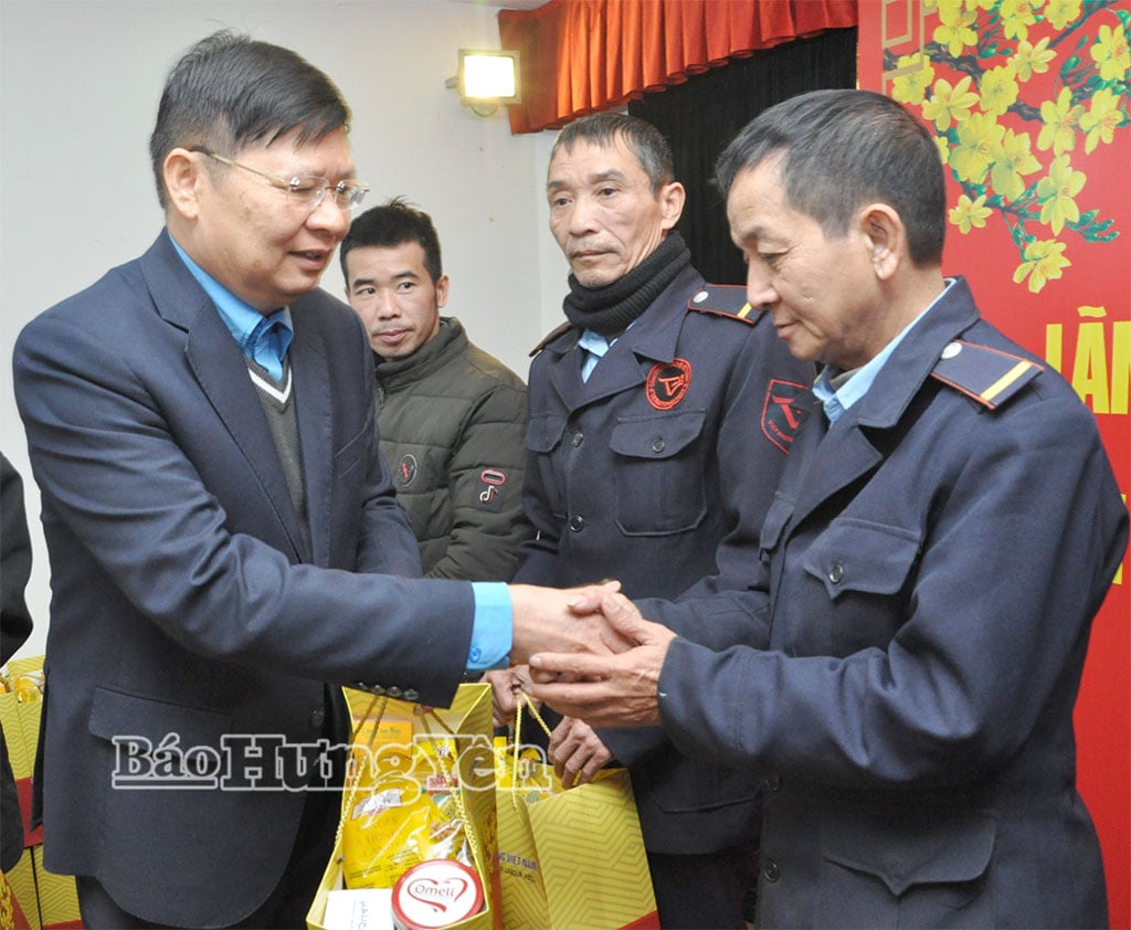 Le camarade Phan Van Anh, vice-président de la Confédération générale du travail du Vietnam, offre des cadeaux du Têt aux membres du syndicat et aux travailleurs en difficulté de la société Stavian Chemical Joint Stock Company.