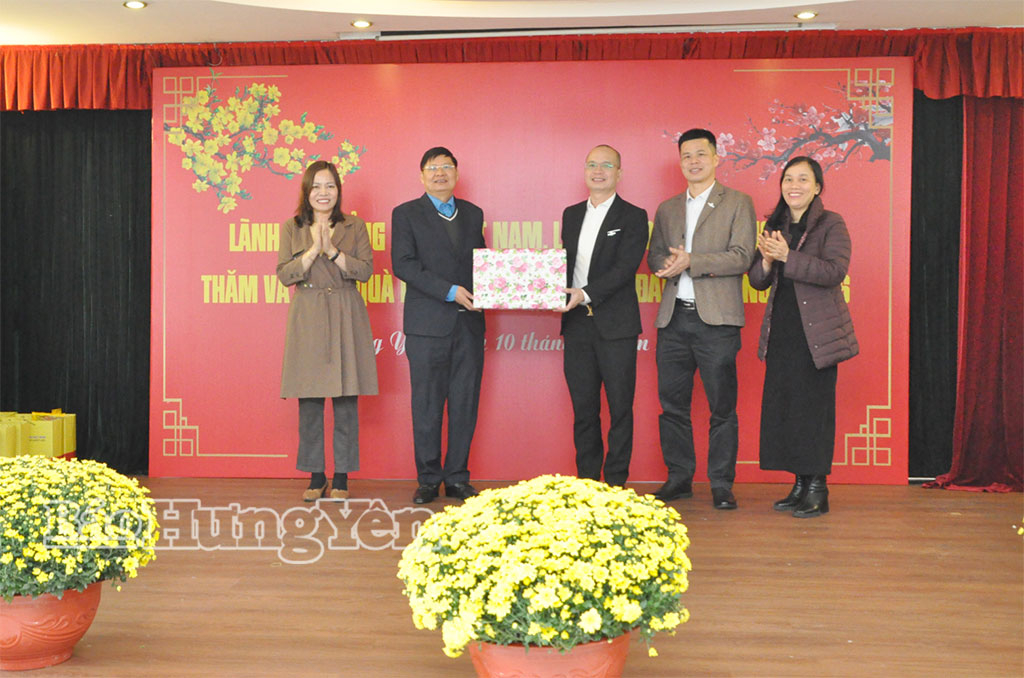 Le camarade Phan Van Anh, vice-président de la Confédération générale du travail du Vietnam, remet des cadeaux du Têt à la société par actions Stavian Chemical.