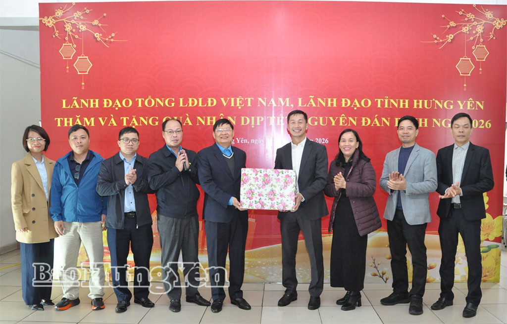 Le camarade Phan Van Anh, vice-président de la Confédération générale du travail du Vietnam, remet des cadeaux du Têt à la société Hoa Phat Refrigeration Co., Ltd.
