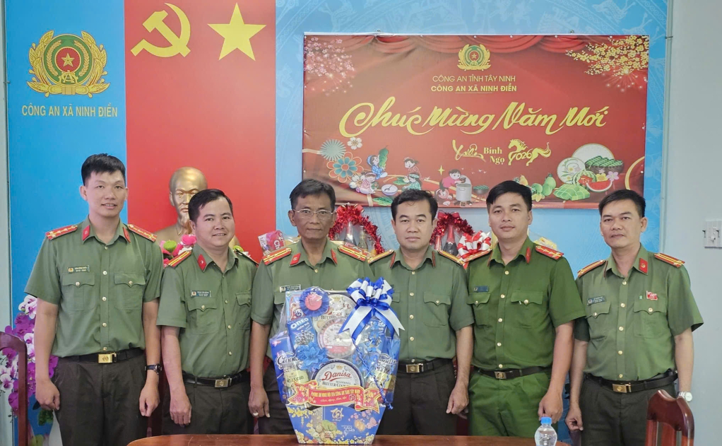 Lieutenant Colonel Tran Minh Dong - Deputy Head of the Internal Security Department, Tay Ninh Provincial Police (third from the left) presents Tet gifts to Ninh Dien Commune Police.