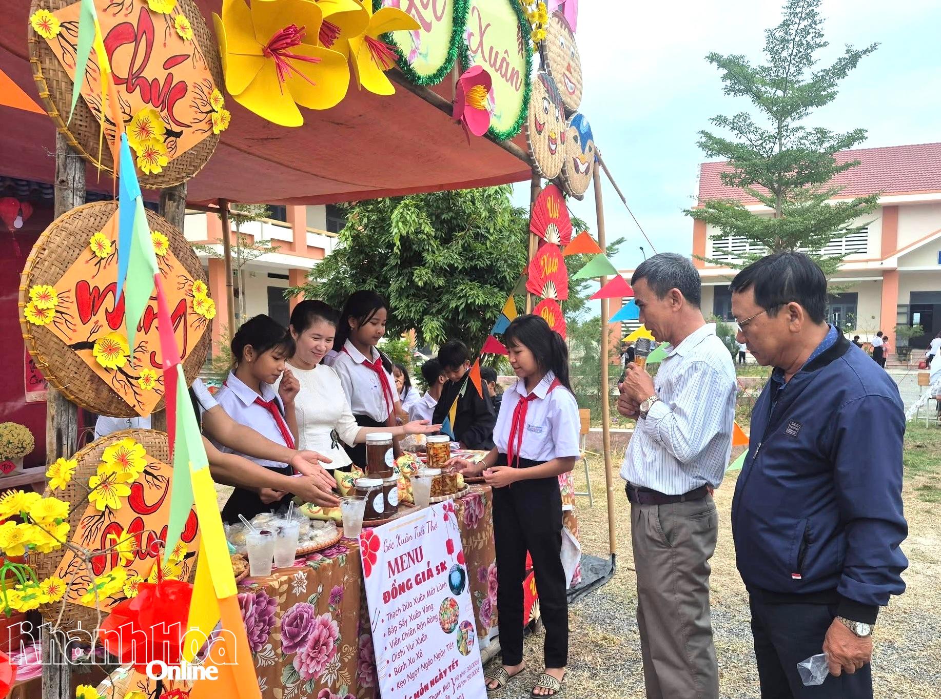 Trường Phổ thông Dân tộc nội trú THCS thị xã Ninh Hòa tổ chức Hội chợ “Mừng Đảng, Mừng Xuân” - Vietnam.vn