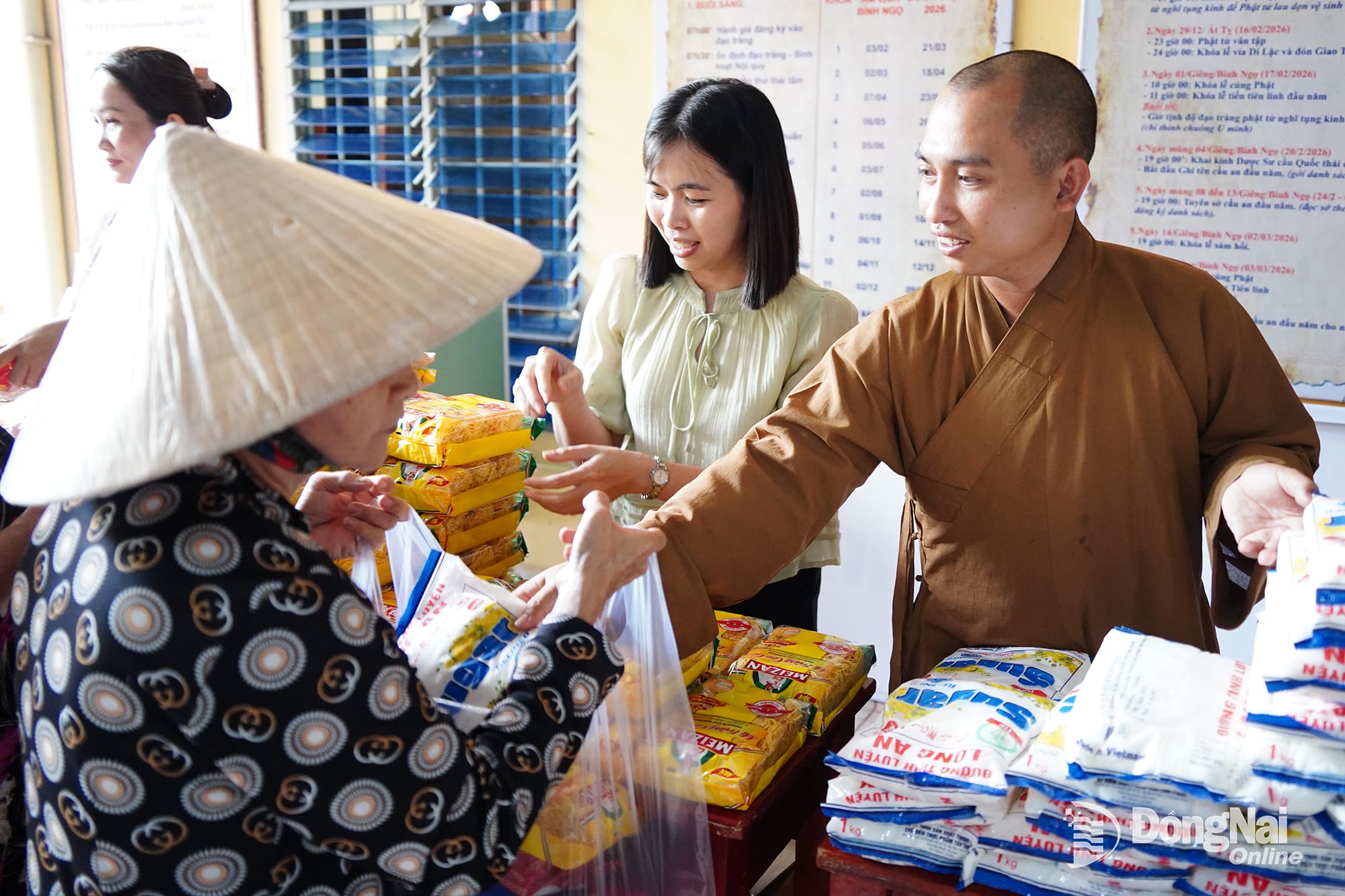 Đại đức Thích Thiện Huy, Ủy viên Ban Trị sự Giáo hội Phật giáo Việt Nam tỉnh, Phó Trưởng ban Ban Từ thiện xã hội Phật giáo tỉnh, Trụ trì chùa Bảo Tịnh hỗ trợ người dân phường Tân Triều nhận quà. Ảnh: Lê Duy