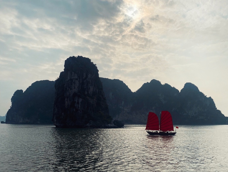 Thuyền buồm Hạ Long từ sách giáo khoa ‘tái xuất’ trên vịnh di sản - Ảnh 1.
