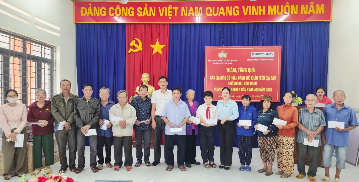 Los dirigentes de la empresa Petrolimex Aviation Fuel Joint Stock Company y los dirigentes del Comité del Frente de la Patria de Vietnam del distrito de Bac Cam Ranh hicieron entrega de regalos a familias locales.