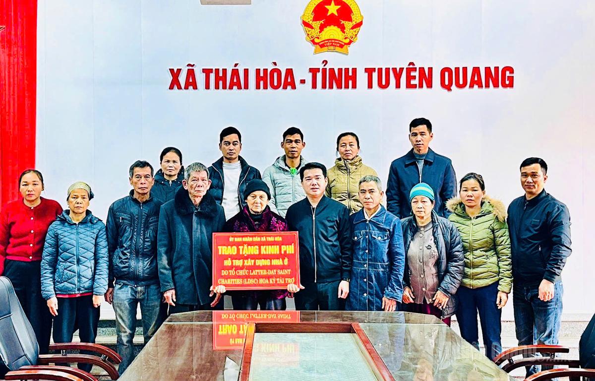 Le comité populaire de la commune de Thai Hoa a remis aux familles les fonds destinés à la construction de logements, provenant de l'organisation caritative des Saints des Derniers Jours (États-Unis).