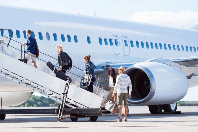 All'aeroporto, i passeggeri salgono a bordo dell'aereo dal lato sinistro.