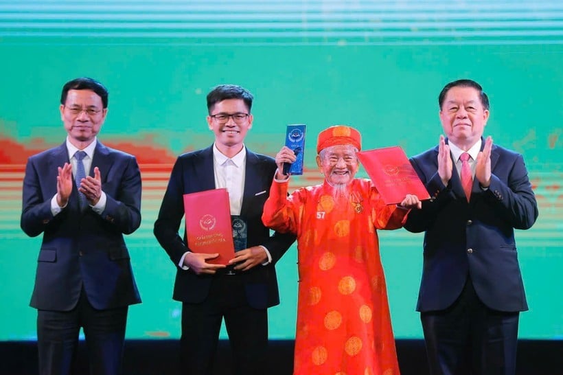 A 104 éves Nguyễn Dinh Tu író 2024-ben elnyerte a Nemzeti Könyvdíj A fokozatát. (Fotó: MINH QUYET)