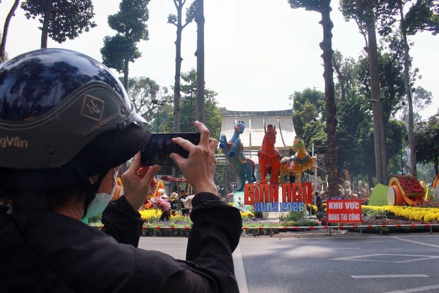 Lộ diện Cụm linh vật Tam mã tại Hội hoa xuân TPHCM 2026 - Ảnh 4.