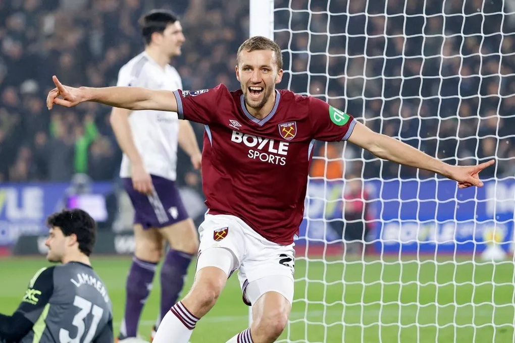 Il Manchester United pareggia con il West Ham, i tifosi sono rattristati perché non possono farsi tagliare i capelli - 1