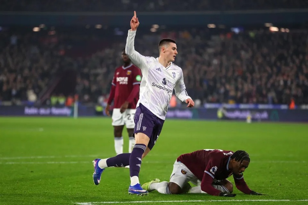 Il Manchester United pareggia con il West Ham, i tifosi sono rattristati perché non possono farsi tagliare i capelli - 2