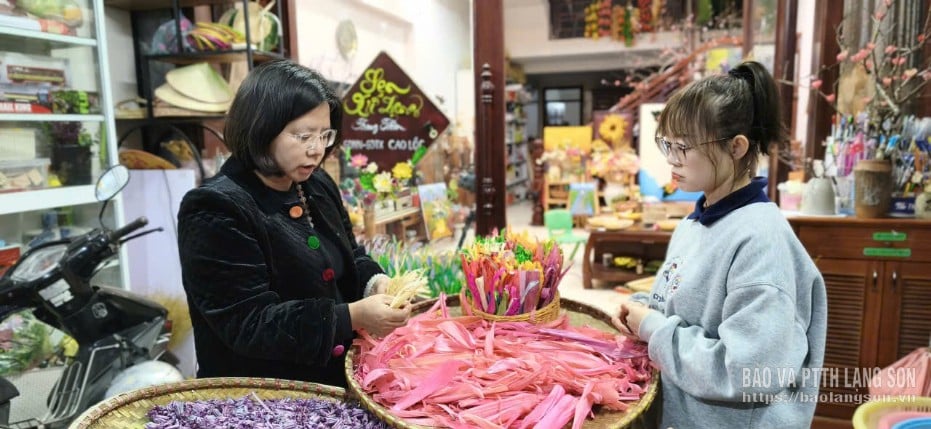 អ្នកស្រី ទ្រឿង ក្វឺឡាន ណែនាំសិស្សអំពីរបៀបកែច្នៃ និងថែរក្សាគ្រឿងផ្សំ។