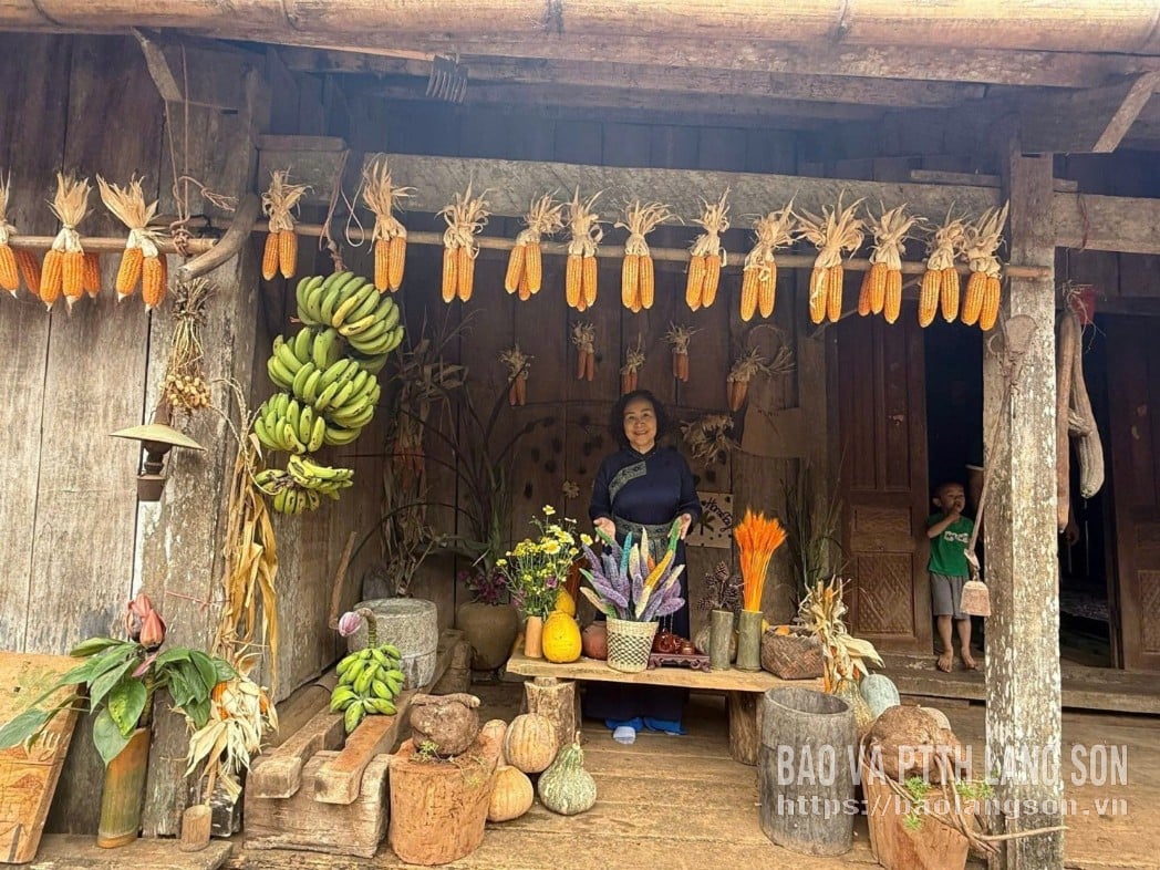 អ្នកទេសចរថតរូបជ្រុងតុបតែងនៅផ្ទះមួយក្នុងតំបន់លំនៅដ្ឋានឡានណុង។