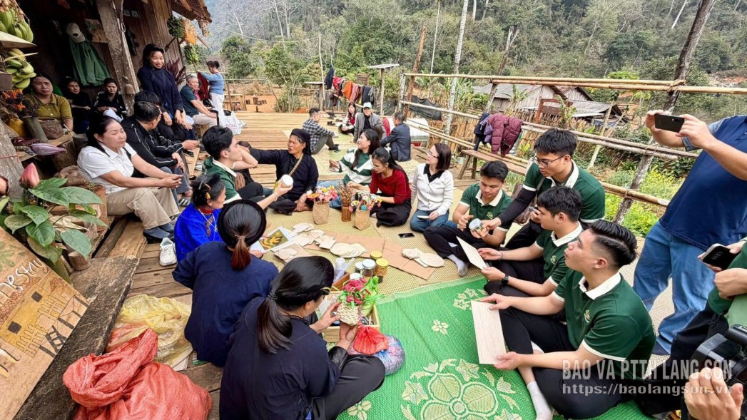 ប្រជាពលរដ្ឋនៅក្នុងតំបន់លំនៅដ្ឋានឡានណុង អនុវត្តការធ្វើសិប្បកម្ម ដើម្បីតុបតែងផ្ទះស្នាក់នៅ និងវត្ថុអនុស្សាវរីយ៍របស់ពួកគេ។