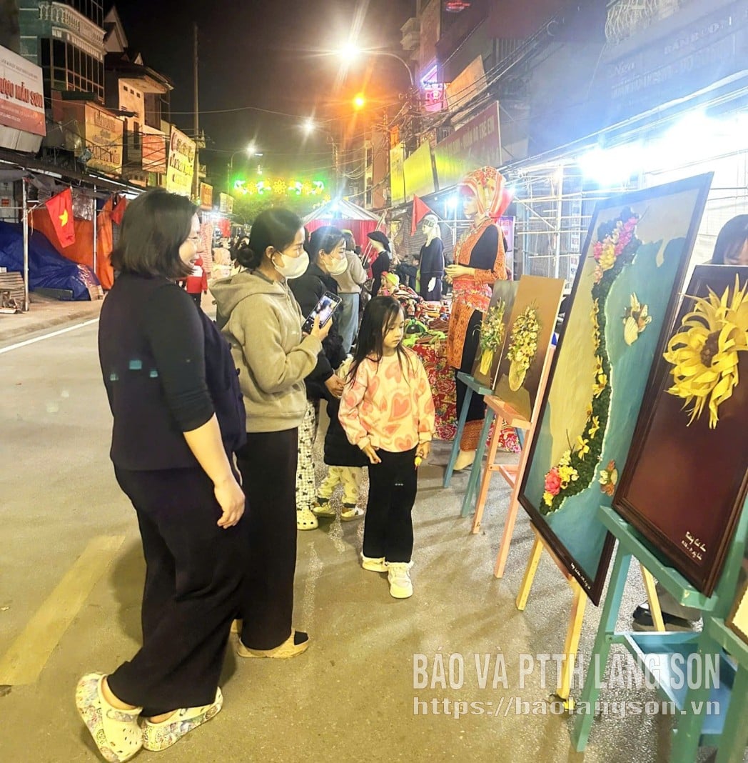 អ្នកទេសចរជាច្រើនចូលចិត្តសិក្សាអំពីផលិតផល។