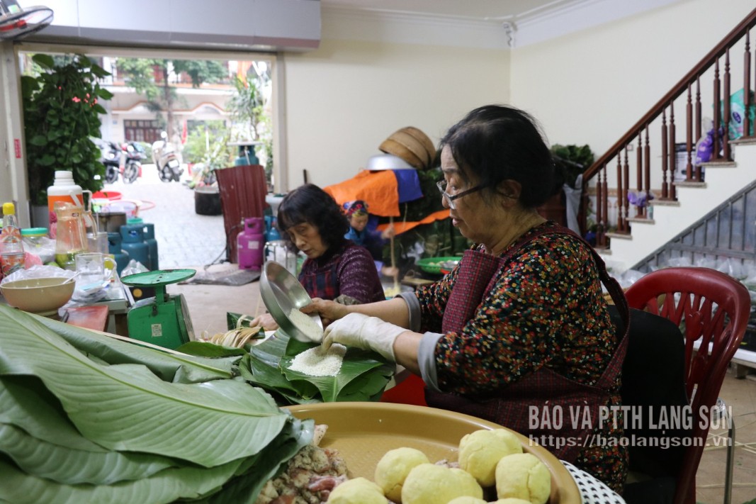 خانم Tô Thị Bích Hà، صاحب مرکز تولید کیک سنتی خانواده Bà Hà در بخش Lương Văn Tri، در حال بسته بندی bánh chưng (کیک برنج سنتی ویتنامی) است.