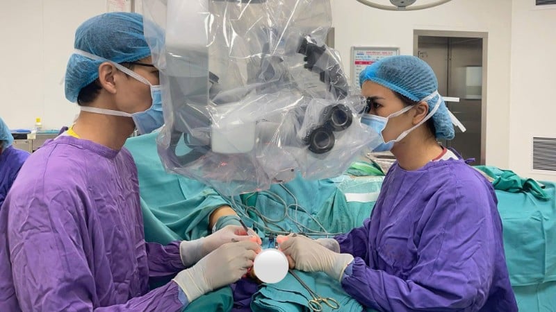 Rekonstruktive Fingeroperation/Mikrochirurgie für den Patienten.