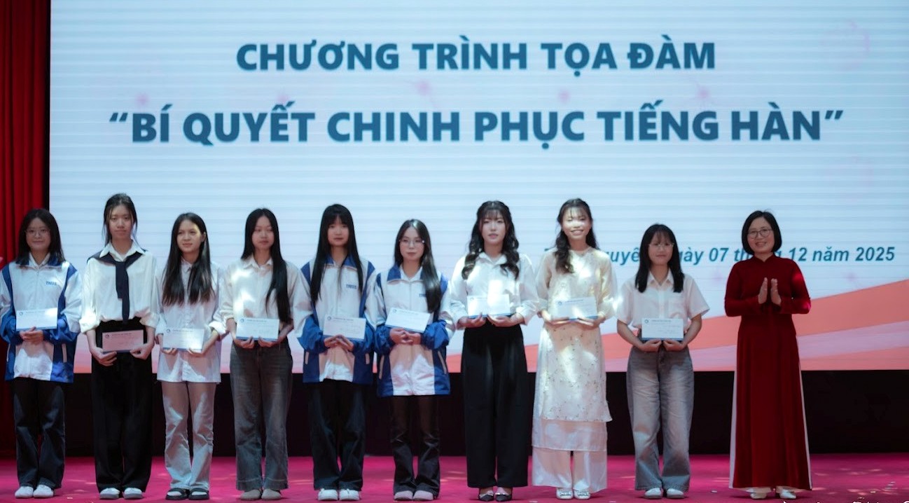 Khen thưởng sinh viên đầu vào xuất sắc.